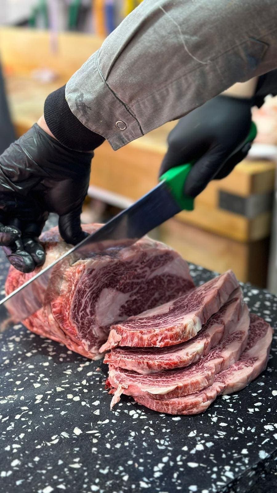 Découpe à la main d'une côte de wagyu persillée