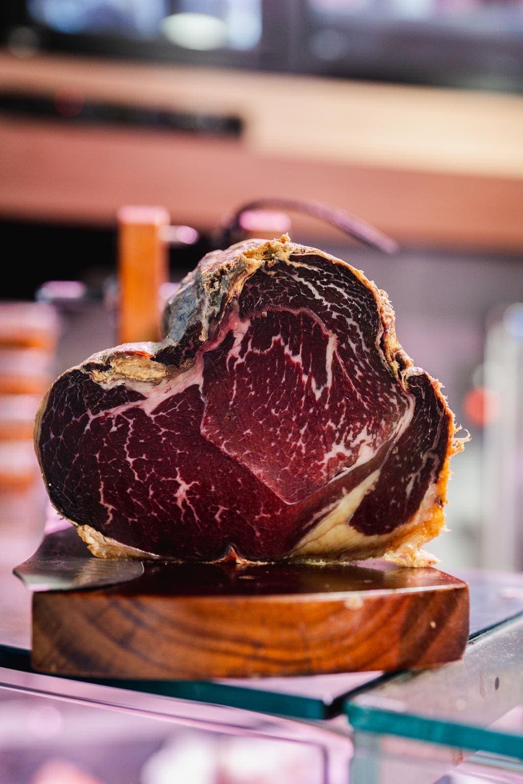 Pièce de bœuf maturée à croûte noire, cœur persillé